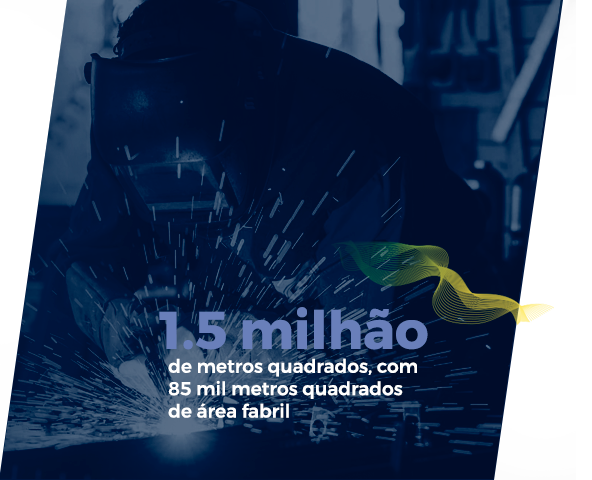 Visão de um funcionário realizando o trabalho de soldagem de uma peça. Ele usa capacete e roupa de segurança. Texto: 1,5 milhão de metros quadrados, com 85 mil metros quadrados de área fabril.